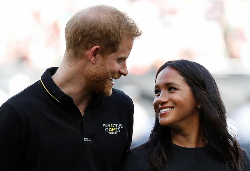 Nun sollen die Royals mit dem dritten Kindermädchen sehr zufrieden sein: “Harry und Meghan sind sehr glücklich mit ihr“.