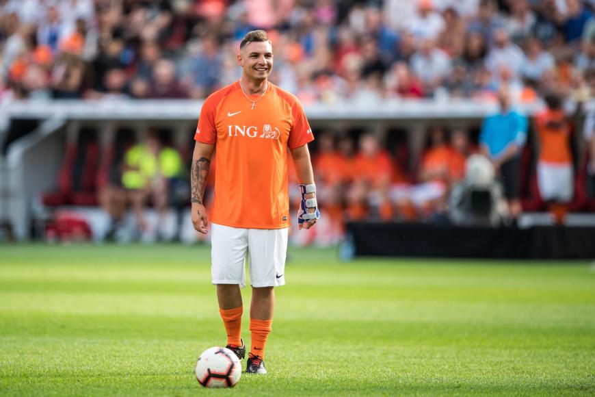 Ohne Kopfbedeckung bekommen die Fans Pietro nur selten zu Gesicht. Für ein Benefiz-Spiel setzte er seine Kappe jedoch ab.
