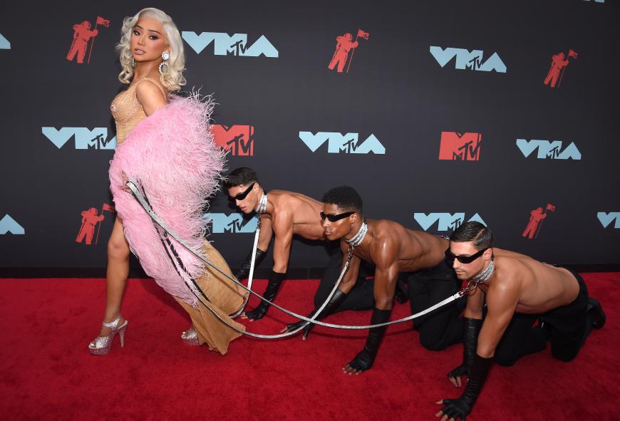 Nikita Dragun sorgte mit ihren drei Boys an der Leine für Aufsehen ...