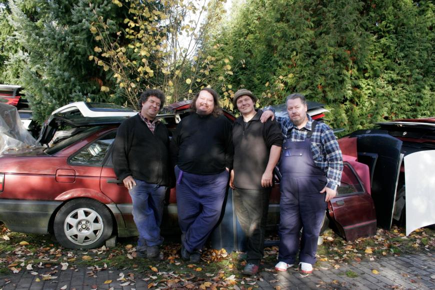 Nachdem Bruder Günther (r.) verstarb und der Schrotthändler sich mit seinen zwei weiteren Brüdern zerstritt, purzelten nur so die Pfunde. (Von links: Uwe, Peter, Manfred, Günther).