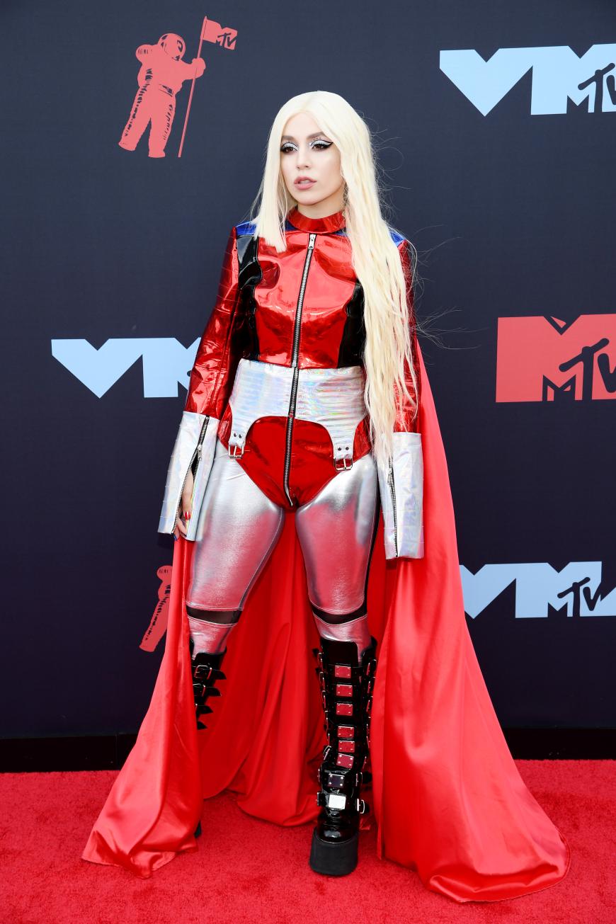 Lady Gaga? Nö! Ava Max heißt die Dame, die auf Gagas Spuren wandelt.