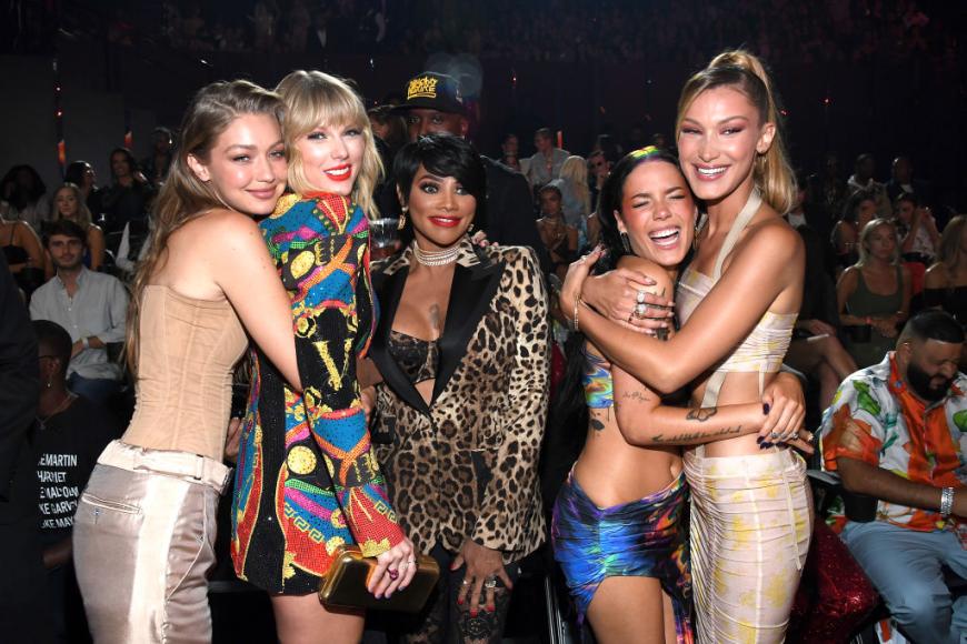 ... und es gab noch ein Gruppenbild einiger der Damen des Abends: Gigi Hadid, Taylor Swift, Sandra Denton, Halsey und Bella Hadid (v.l.).