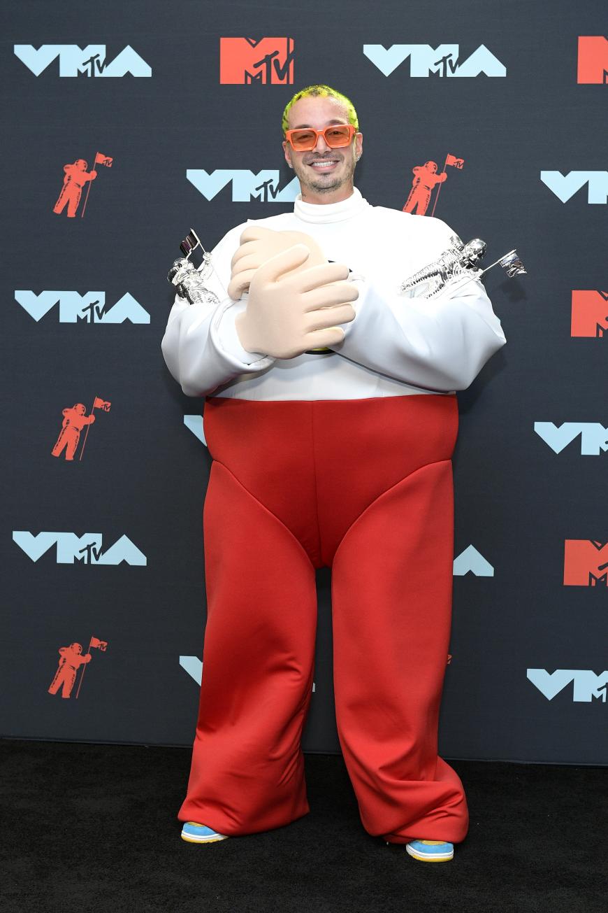 ... ebenos wie J Balvin, der im Fatsuit als