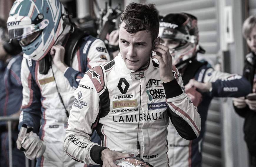 Ein Schock für die Sportwelt! Formel-2-Pilot Anthoine Hubert ist bei einem Unfall während des Rennens in Spa-Francorchamps tödlich verunglückt. Das Nachwuchstalent krachte in eine Begrenzungsmauer und wurde dann zurück auf die Strecke geschleudert. Ein Mitstreiter konnte nicht ausweichen und raste mit 270 km/h in Huberts Wagen, berichteten verschiedene Medien. Auch Mick Schumacher, der Sohn von Michael Schumacher, nahm an dem Rennen teil.