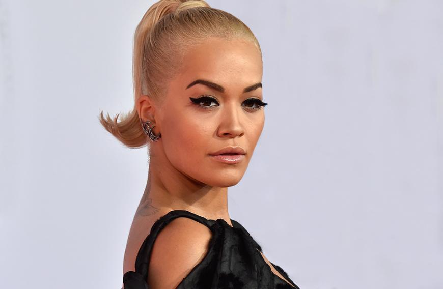 Auch bei den American Music Awards begeisterte uns Rita Ora mit einem umwerfenden Abend-Look samt Cat-Eye-Lidstrich.