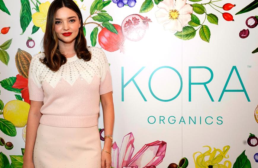 Miranda Kerr schwört auf Face-Sprays, die sie auch in ihrer eigenen Beauty-Brand Kora Organics promotet.