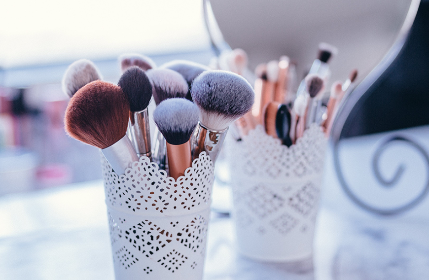 Egal ob für Puder, zum Konturieren, für Blush, Highlighter, Lidschatten und Co. - es gibt unzählig viele Pinsel, in allen Formen und Farben. Doch welche davon braucht man wirklich?