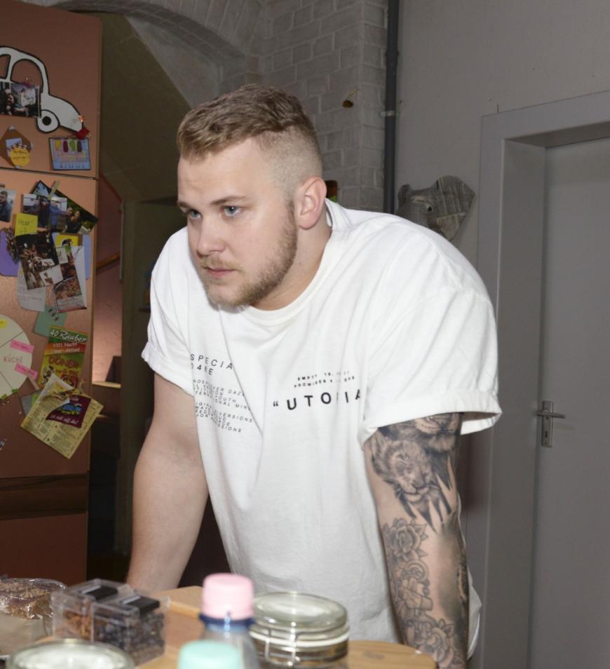 Sein Zustand hat sich offensichtlich wieder verschlechtert. Wie RTL erfahren hat, ist der Schauspieler wegen Schmerzen wieder in stationärer Behandlung.