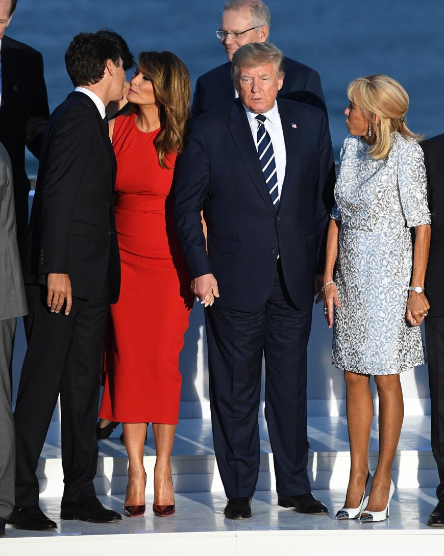 So flirty zeigt sich Melania mit ihrem Mann nie! Justin Trudeau (l.) bekommt eine Extraportion Aufmerksamkeit, was Donald Trump (r.) ziemlich doof dastehen lässt.