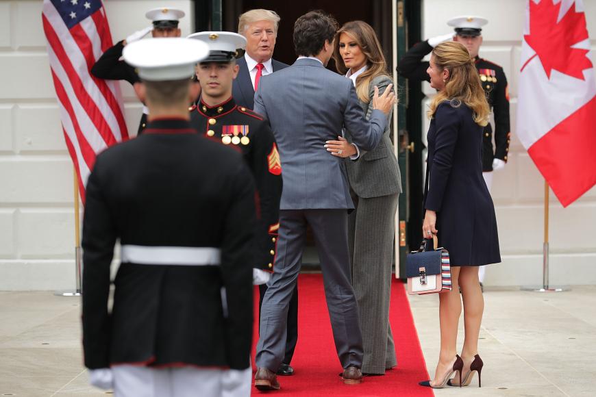 Auch daheim in Washington zieht Melania ihre Flirt-Show durch.
