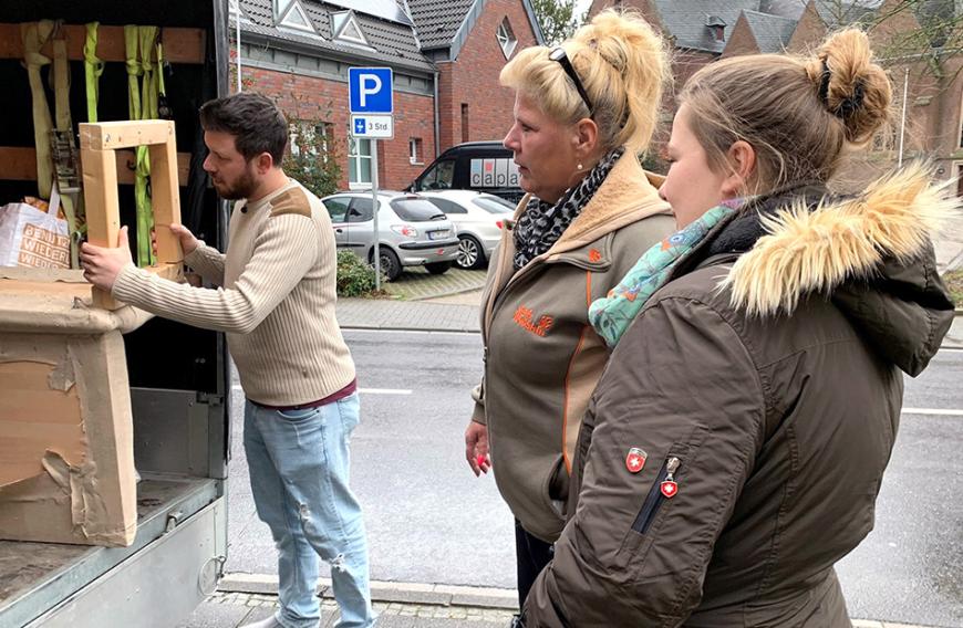 Silvia Wollny beobachtet ganz genau, ob Flo ihre geliebte Eckbank aus Neuss fachgerecht auslädt ...