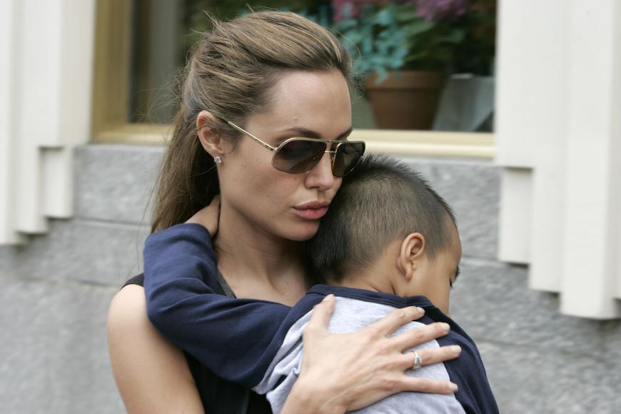 Der 2001 in Kambodscha geborene Maddox Jolie-Pitt wurde im März 2002 von den Angelina Jolie und ihrem damaligen Ehemann Billy Bob Thornton aus einem Waisenhaus adoptiert. Nach der Scheidung von Thornton im Jahr 2003 erhielt Jolie das alleinige Sorgerecht für Maddox. Die Bindung zwischen Mutter und Sohn ist nach wie vor eng.