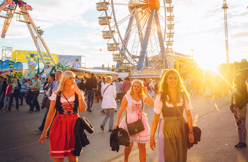 Am 21. September startet das Oktoberfest in München. Mit welchen Trachten-Looks du eine tolle Figur auf den Wiesn machst, erfährst du hier. 