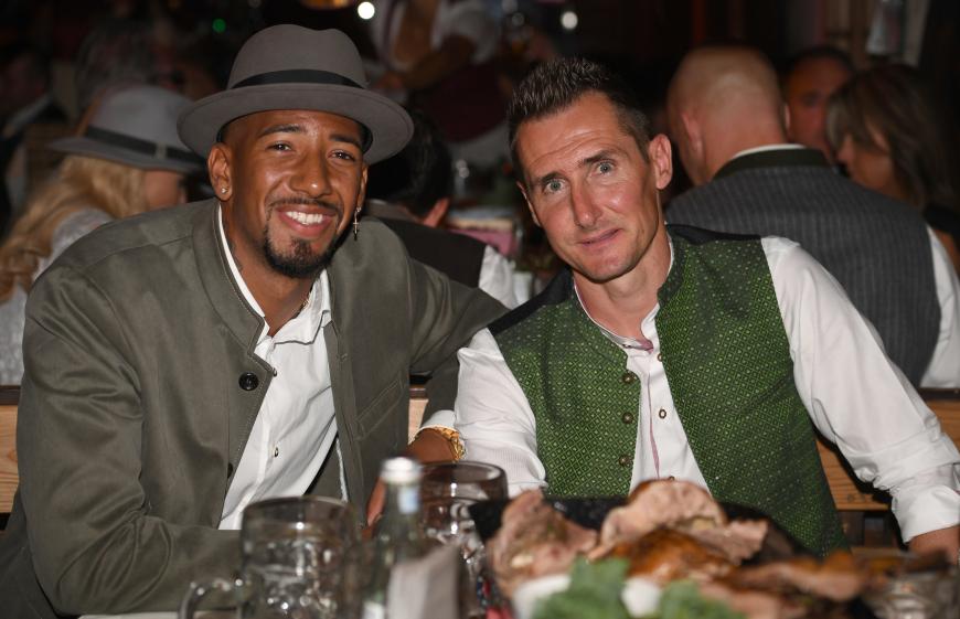 Bayern-Star Jérome Boateng und Ex-Kollege Miro Klose ließen sich am Eröffnungswochenende auf dem Oktoberfest blicken.