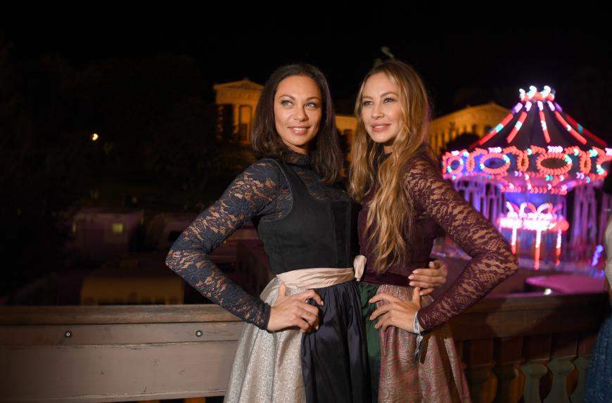 Die Ex-Frauen von Boris Becker und Oliver Pocher posierten gemeinsam beim Käferzelt: Lilly Becker (l.) und Alessandra Meyer-Wölden