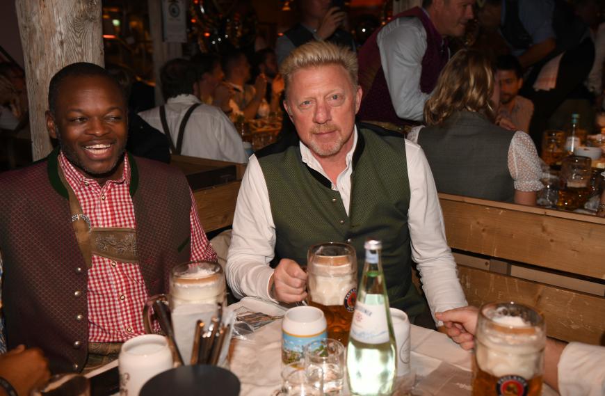 Fußball-Star Raphael de Souza (l.) und die Tennislegende Boris Becker feiern beim Almauftrieb im Käferzelt.