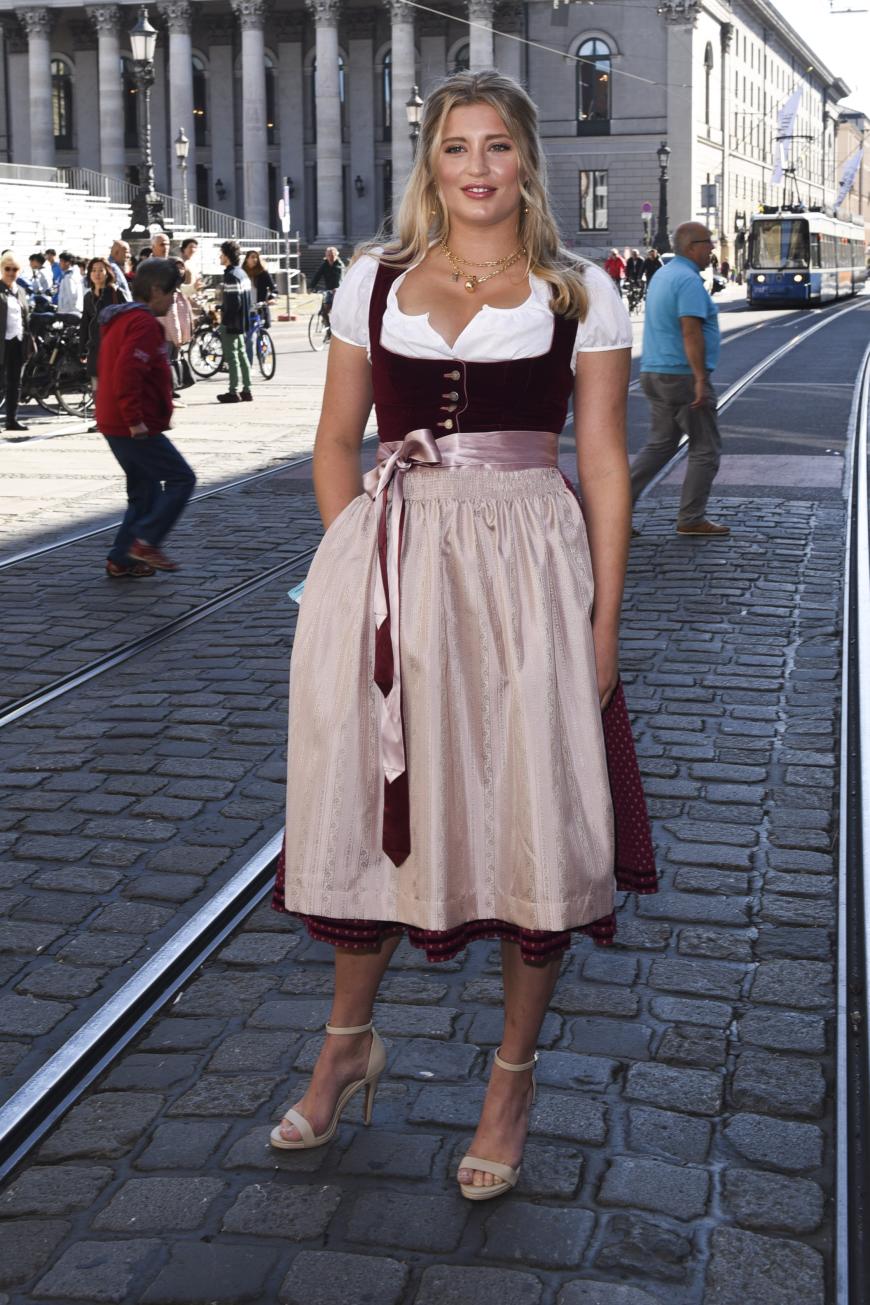 Til Schweigers Tochter Luna Schweiger im Dirndl ...