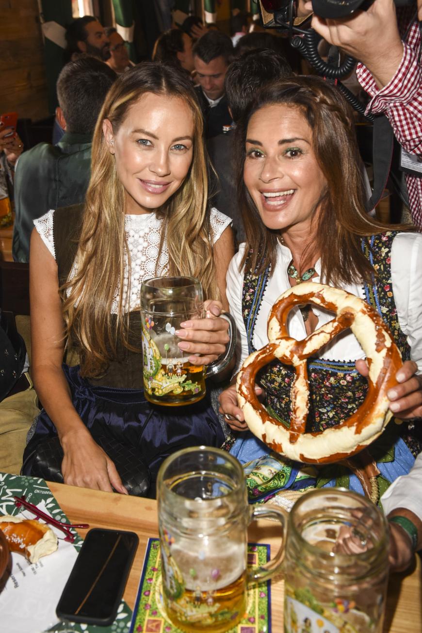 Alessandra Meyer-Wölden (l.) und Gitta Saxx zünftig mit Bierkrug und Brezel