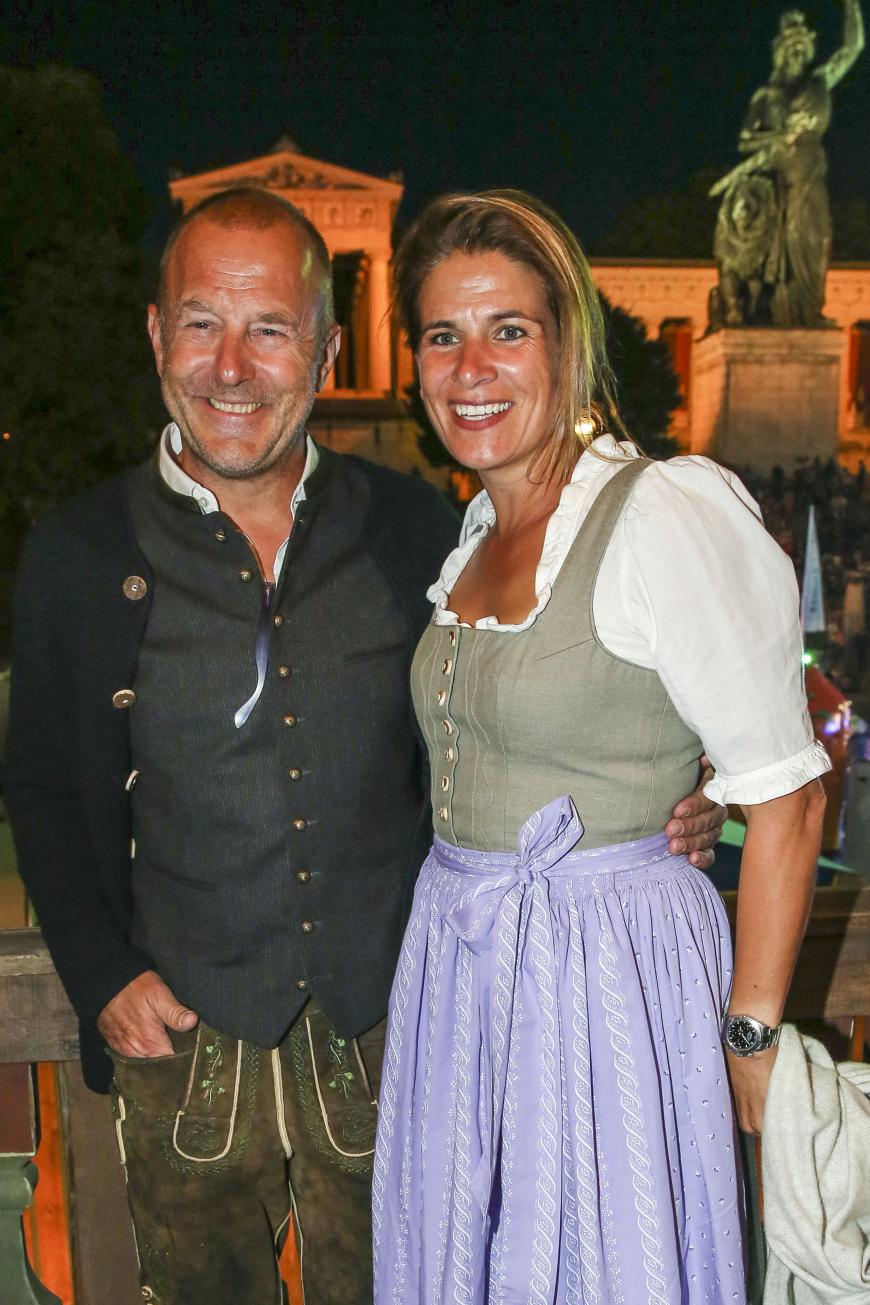 Schauspieler Heino Ferch strahlt happy mit Ehefrau Marie Jeanette Steinle
beim um die Wette.