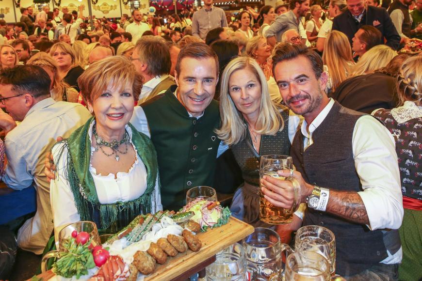 In dieser Runde gab's auch ordentlich was zwischen die Kiemen: Carolin Reiber, Kai Pflaume mit Ehefrau Ilke und Florian Silbereisen (v.l.) lassen es sich schmecken.