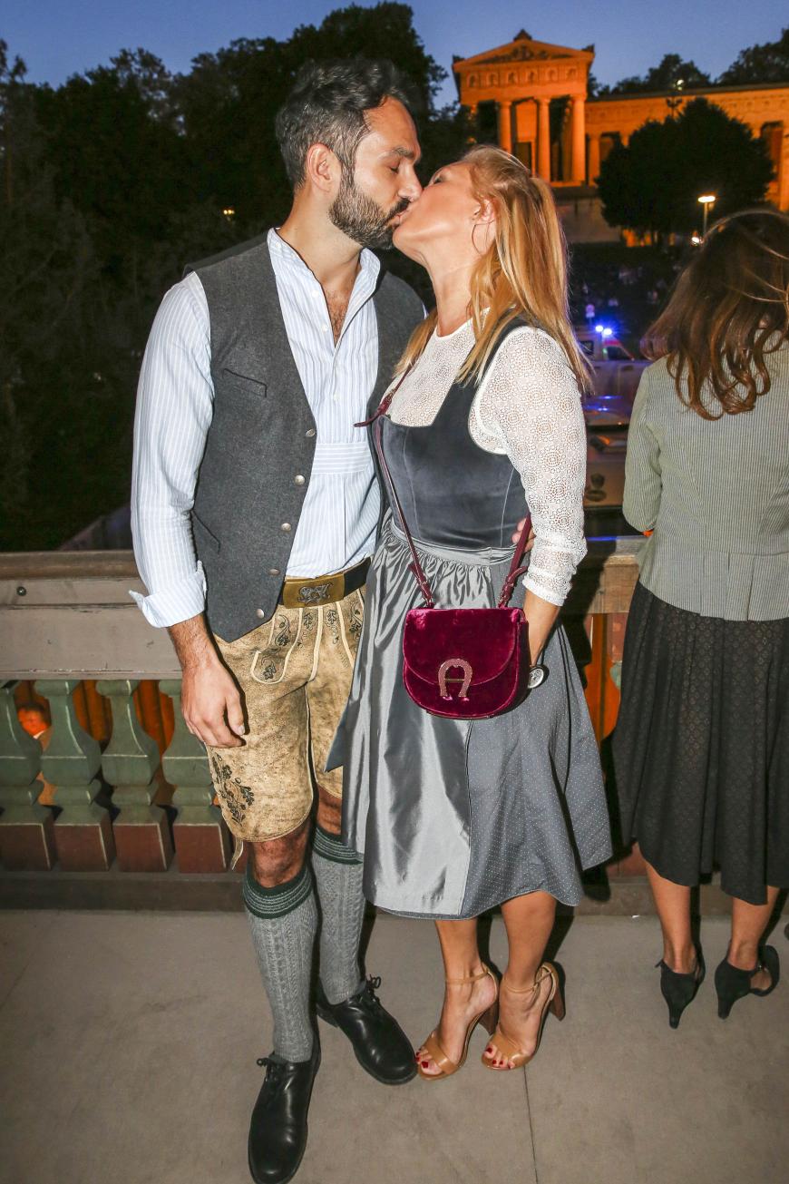 Bussi! Magdalena Brzeska knutscht mit Freund Roland für die Fotografen beim Oktoberfest-Auftakt.