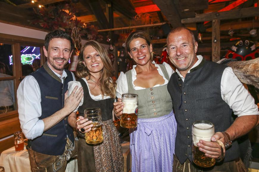 Oliver Berben mit Ehefrau Katrin Kraus und Heino Ferch mit Ehefrau Marie Jeanette Steinle
beim (v.l.) haben sichtlich Spaß auf der Wiesn.