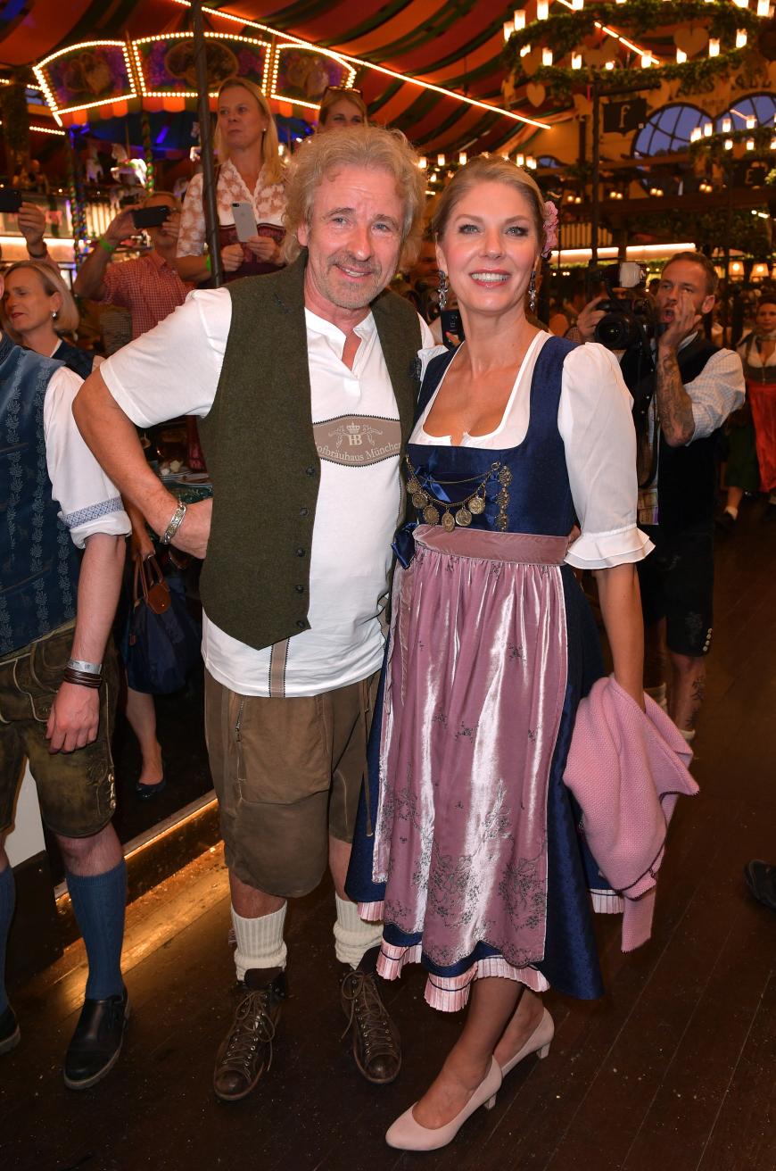 Gottschalk war mit seiner neuen Lebensgefährtin Karina Mroß aufs Oktoberfest gekommen. Während sie standesgemäß ein Dirndl trug - blau mit rosafarbener Schürze - erschien der Entertainer im weißen T-Shirt mit Hosenträger-Aufdruck und Hofbräuhaus-Werbung - obwohl ausgerechnet dieses Bier nicht im Marstall-Zelt ausgeschenkt wird.