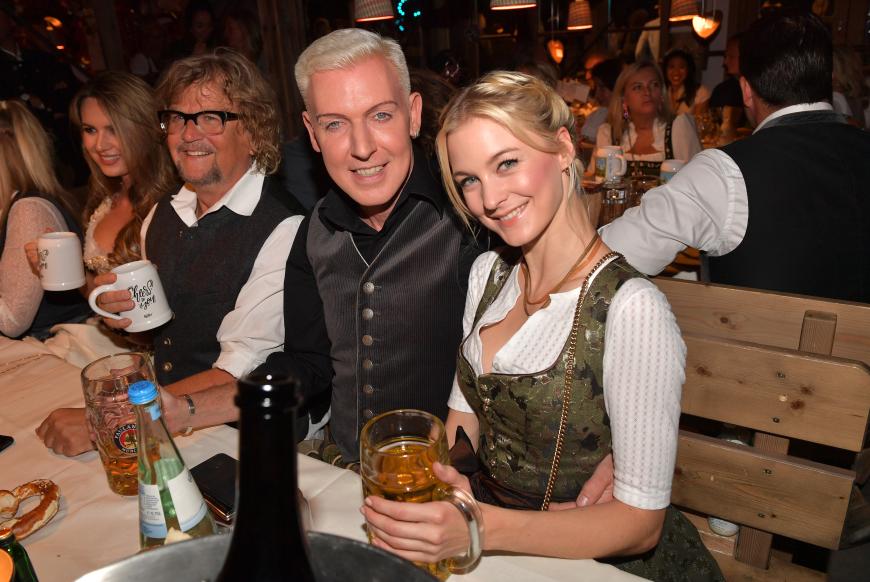 Scooter-Sänger H. P. Baxxter (2.v.r.) mit seiner Freundin Lysann