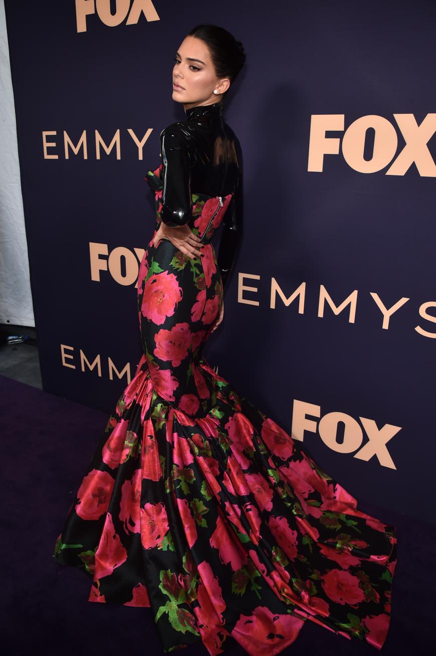 Model Kendall Jenner rockt in diesem extravaganten Kleid von Richard Quinn den Red Carpet.
