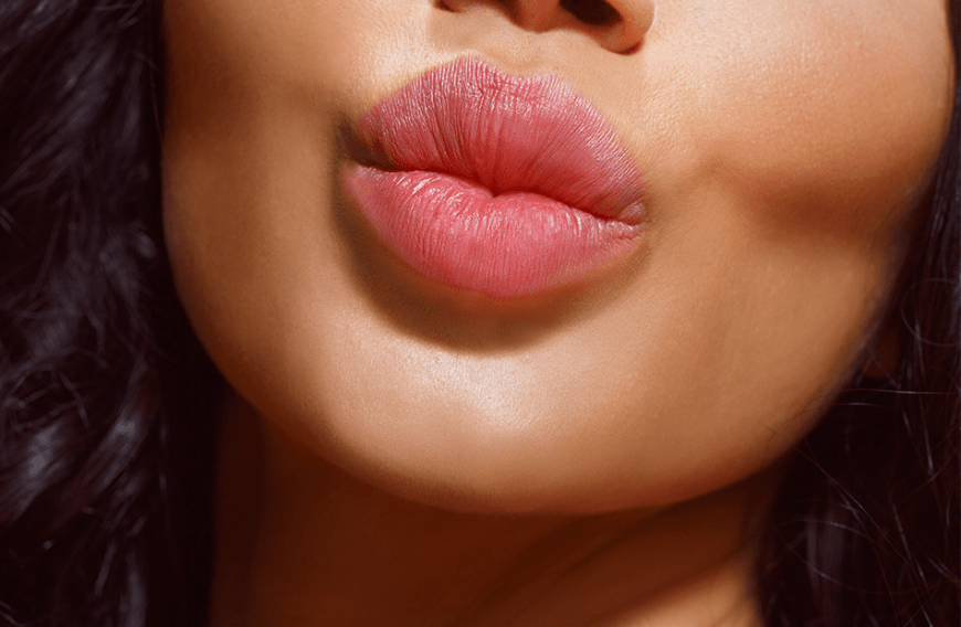 Selbst unsere Lippen neigen irgendwann zu Falten. Mit den richtigen Anti-Aging-Tricks kannst du das aber verhindern!