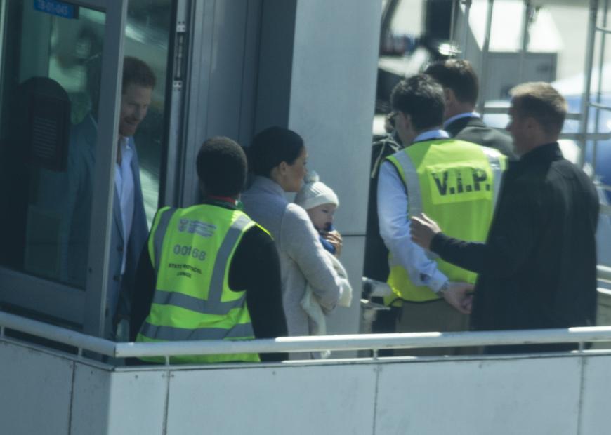 23. September 2019: Archies erste große Reise! Prinz Harry und Herzogin Meghan starteten ihre zehntägige Afrikareise, zum ersten Mal als Familie. Damit es der Mini-Royal auch in Kapstadt, wo gerade Frühling ist, schön warm hat, trägt er eine warme Wollmütze. Süß!