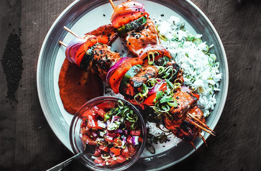 Mit Fleisch-Alternativen kannst du dir köstliche Gerichte zubereiten, selbst Schaschlik-Spieße mit Tofu.