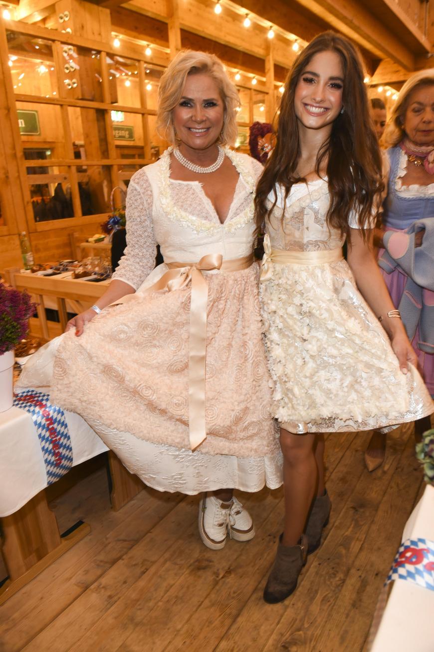 Claudia Effenberg kommt mit Tochter Lucia Strunz (r.) aufs Oktoberfest.