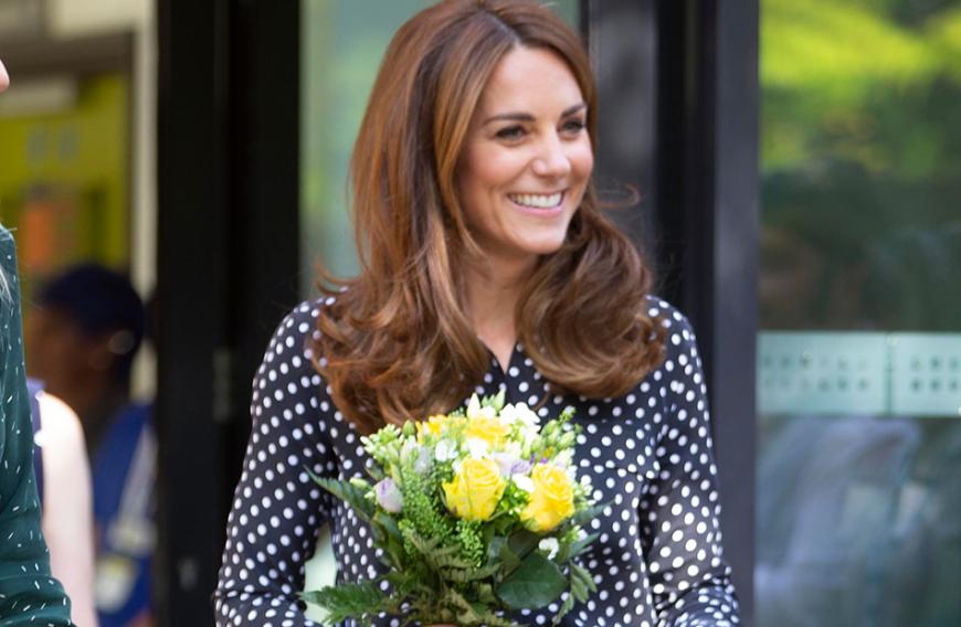 Bei einem Besuch in einem Londoner Kinderkrankenhaus begeisterte und die Herzogin mit einer eleganten Polka-Dot-Bluse.