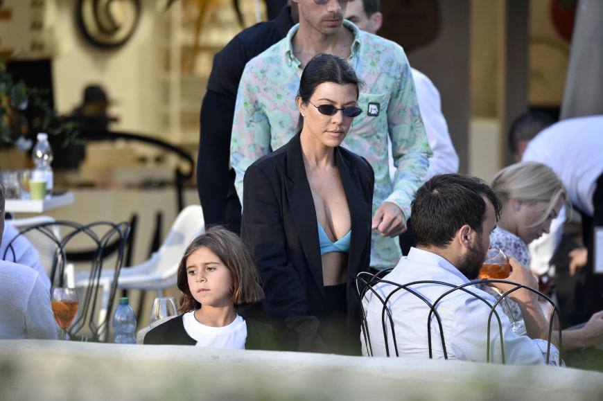 Kourtney Kardashian und Penelope in Porto Cervo. Die Stimmung scheint angespannt zu sein.