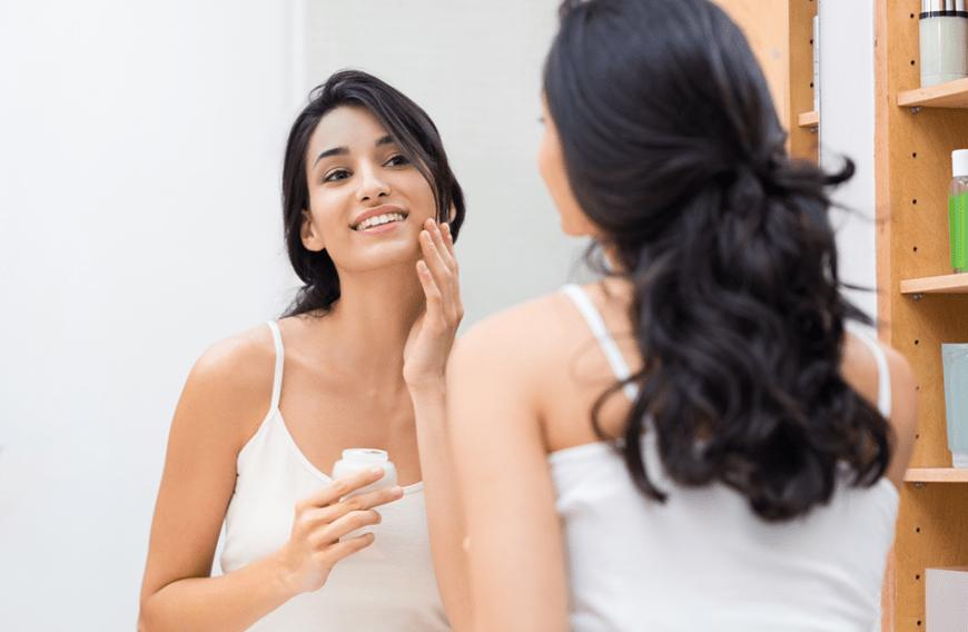 Mit den richtigen Anti-Aging-Maßnahmen können wir erste Fältchen aufhalten. Eine Beauty-Brand wird aktuell im Netz gefeiert ...