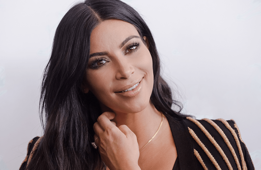 Du wünschst dir einen makellosen Teint wie Kim Kardashian? Die Beauty-Ikone schwört auf ein bestimmtes Tool, um ihre Haut jeden Abend porentief zu reinigen.