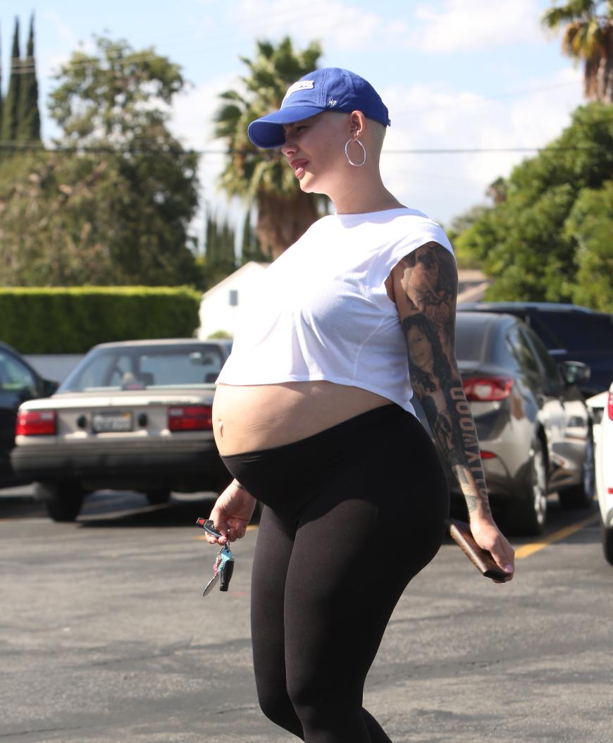 Was für ein Bauch! Lange kann es nicht mehr dauern bei Amber Rose, die ihre XXL-Babykugel hier unter einem knappen Crop-Top durch die Gegend trägt. Amber erwartet mit Plattenfirmen-Boss Alexzander Edwards ein Kind, ist im 9. Monat schwanger