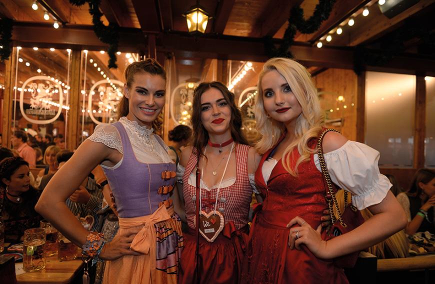 Influencer-Alert: Rebecca Kunikowski, Lorena Griessinger und Anna Hiltrop (l.) starten happy zum Klambt-Wiesn-Abend.