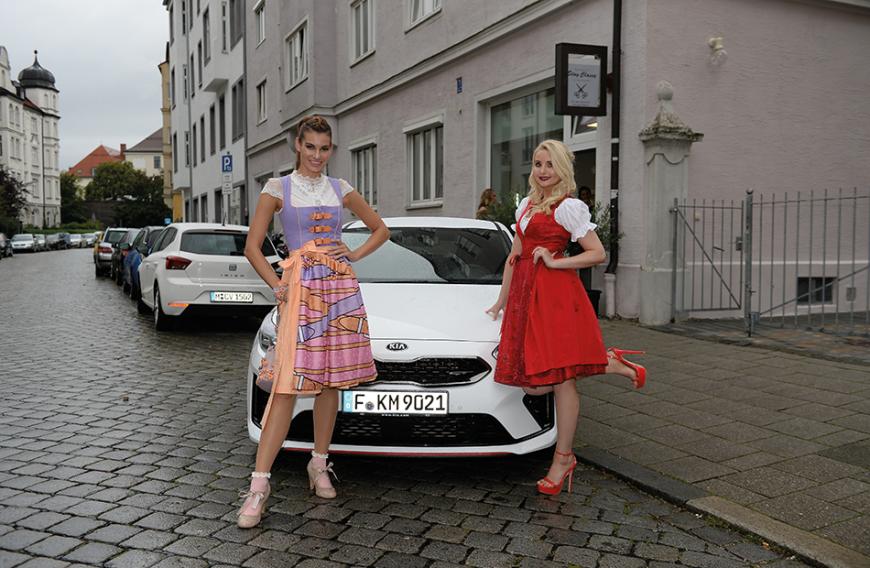 KIA shuttelte Rebecca Kunikowski und Anna Hiltrop (r.) zur Wiesn.
