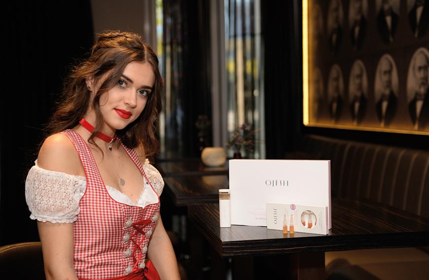 Lorena Griessinger frischt ihren Teint vorab mit Ojesh-Produkten auf.