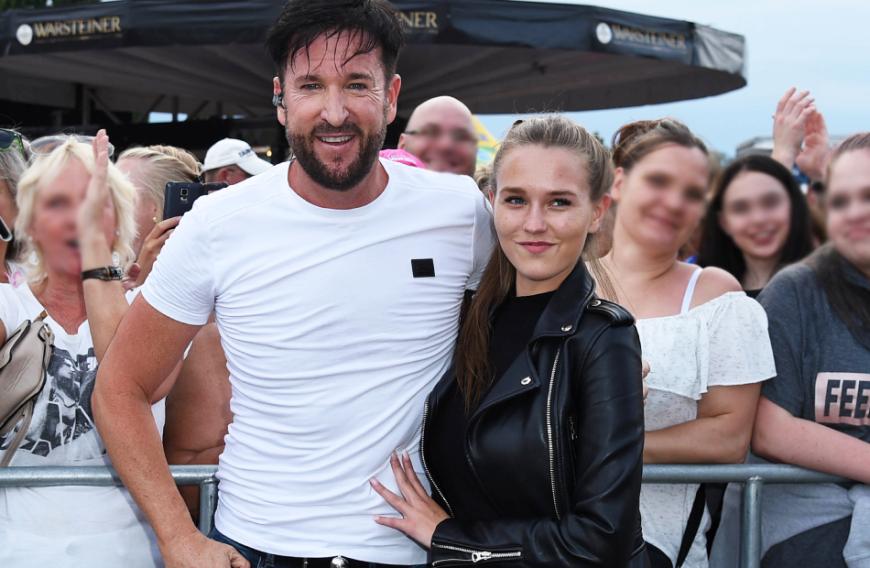 Während die Influencerin schon von einer Traumhochzeit in Weiß schwärmt, habe der Musiker ganz andere Pläne für die beiden.