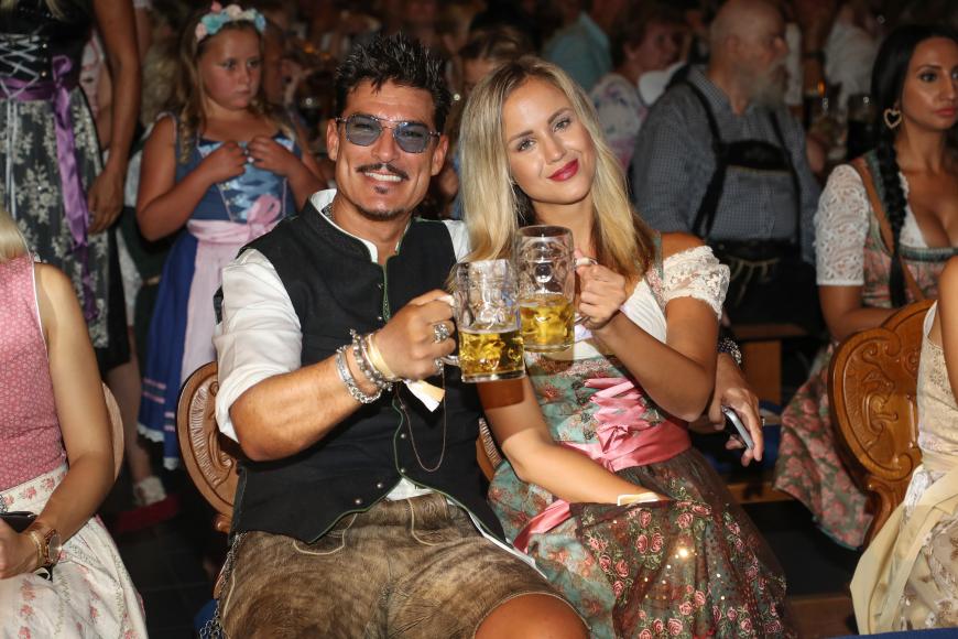 Noch vor einer Woche zeigten sich die beiden gemeinsam beim Münchener Oktoberfest. Der Ort, an dem sich der TV-Star und die Eventmanagerin vor einem Jahr ineinander verliebt hatten.