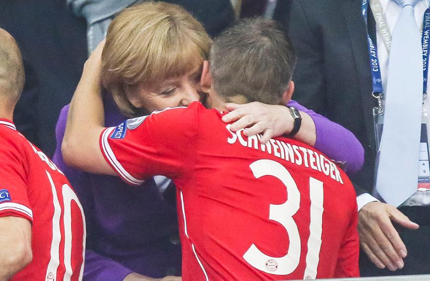 Zu seinem Karriere-Aus, ehrte Angela Merkel den Kicker jetzt im Netz.