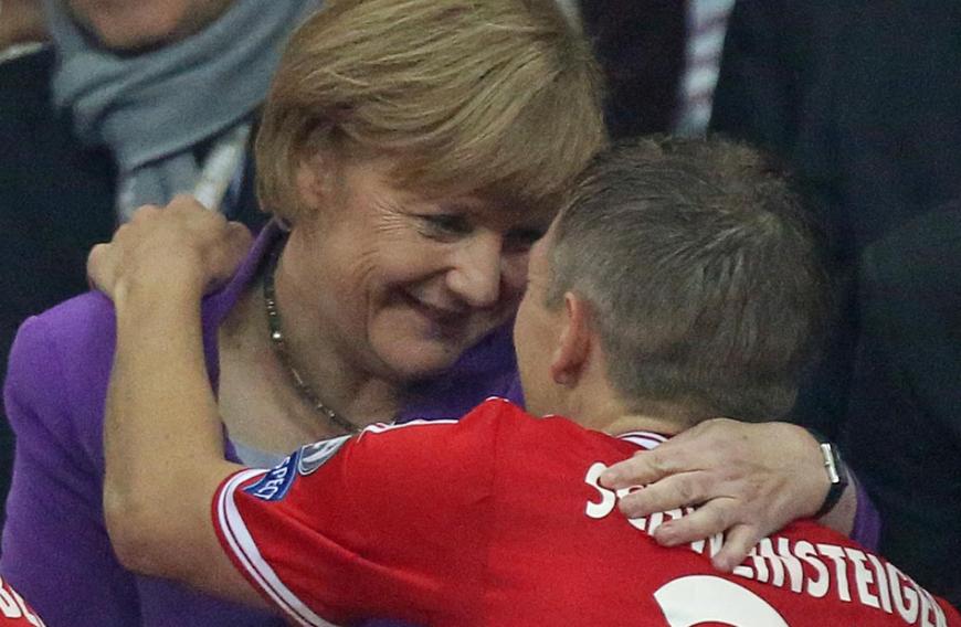 Hach, wie süß sind die beiden denn? Angela Merkel und Bastian Schweinsteiger scheinen sich schon immer gut verstanden zu haben.