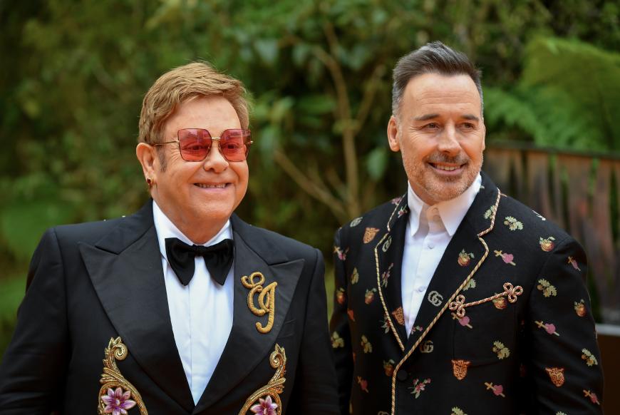 Heute ist der Weltstar glücklich mit Regisseur David Furnish verheiratet - und clean. Die beiden haben zwei Söhne.