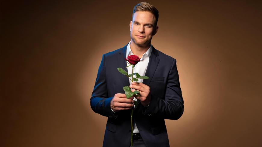 2020, Staffel 10: Sebastian Preuss
Sebastian Preuss war der zehnte RTL-Bachelor! Der Jubiläums-Rosenkavalier kommt aus München und wird als amtierender Kickbox-Weltmeister und