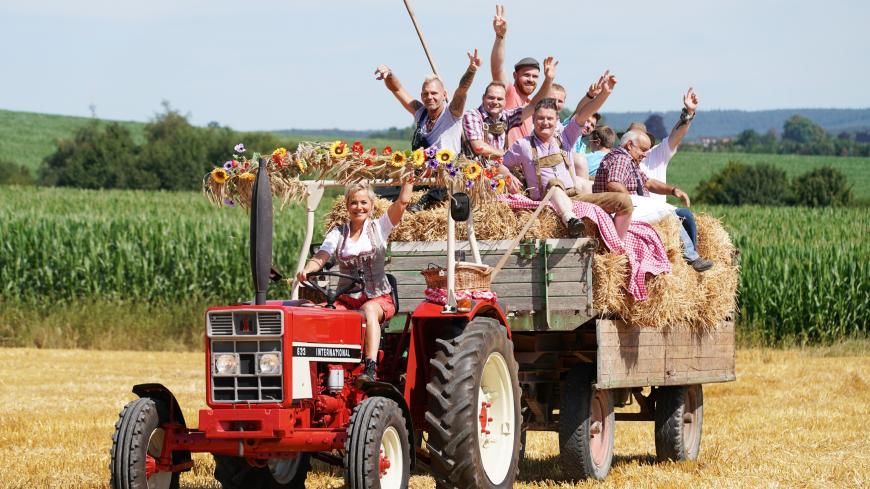 Süß! Inka Bause steuert den Traktor mit den Landwirten von Staffel 15. Das