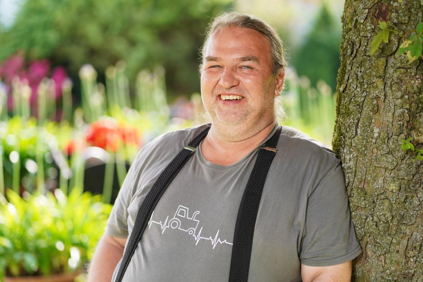 Sven, 54, aus Brandenburg
Auf einem Vierseithof im Landkreis Barnim lebt Sven zusammen mit seinen Eltern Sabine und Willi und seiner 16-jährigen Tochter. Verantwortlich für das leibliche Wohl der Familie ist Svens Mama: „Muttern kocht super, es gibt deftige Hausmannskost, was die Kelle hergibt.“ Doch nicht nur beim Essen ist die Familie vereint. Auch die fast 200 Tiere versorgen sie gemeinsam. „Wir haben ein gutes Verhältnis untereinander, mit Höhen und Tiefen, wie es im Leben so ist.“ Trotz der Arbeit und des Trubels auf dem Hof kennt der 1,83m große Landwirt auch stille Momente, vor allem, wenn Eltern und Tochter aus dem Haus sind. „6,5 Jahre bin ich nun schon allein und natürlich fühle ich mich da auch oft einsam. Jetzt muss endlich wieder eine Frau her, dit wird Zeit“, so der charmante Brandenburger. „Die Frau, die mir gefällt, muss so sein, wie Gott sie geschaffen hat: zwei Arme, zwei Beine, der Kopf oben in der Mitte der Schultern und mit den Beinen immer auf der Erde stehen. Ansonsten ist der Charakter entscheidend, sie kann ruhig Temperament haben.“