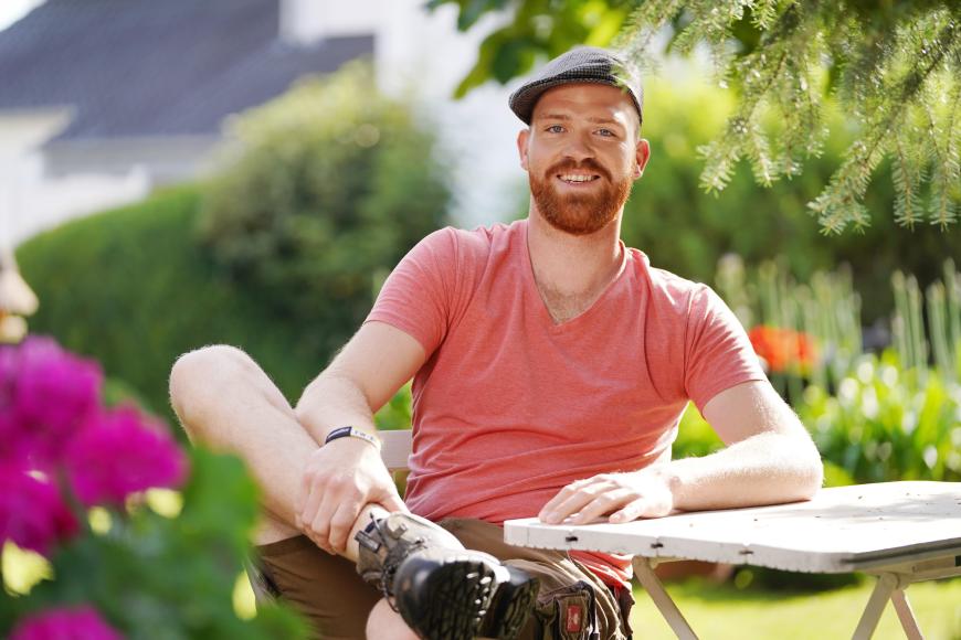 Thomas H., 27, aus NRW
In Nordrhein-Westfalen bewirtschaftet der Haupterwerbsbauer Thomas zusammen mit seinen Eltern Herbert und Marlies einen Milchviehbetrieb mit 130 Milchkühen, 80 Kälbern, zwei Bullen, sieben Ziegen und etwa 100ha Grün- und Ackerland. Besonders stolz ist der Landwirt auf seine Milchtankstelle direkt am Hof, wo sich Käufer selber frische Milch zapfen können. In seiner Freizeit tanzt der 27-Jährige leidenschaftlich gern in seiner Karneval-Tanzgruppe, außerdem ist Thomas begeisterter Hobbykoch - am liebsten backt er Pizza im hofeigenen Steinofen. Der 2,11m große Landwirt ist seit fünf Jahren allein, träumt aber von seiner eigenen Familie. Zwei bis drei Kinder sollen es sein, doch dafür fehlt Thomas bisher die passende Partnerin. „Sie sollte wissen, was sie will, Spaß an ihrer Arbeit haben, auch mal diskutieren können, lachen und feiern wäre auch cool.“ Eine Freude kann sie Thomas mit gemeinsamen Kochabenden und Urlaubsausflügen machen, „aber bitte ohne fliegen, denn ich habe Höhenangst.“